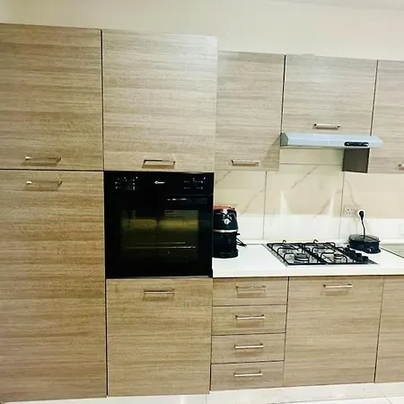Xl Marina Apartment, 5 Bedroom Queen Beds, Walk To Sliema St Julian's *