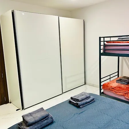 Xl Marina Apartment, 5 Bedroom Queen Beds, Walk To Sliema St Julian's