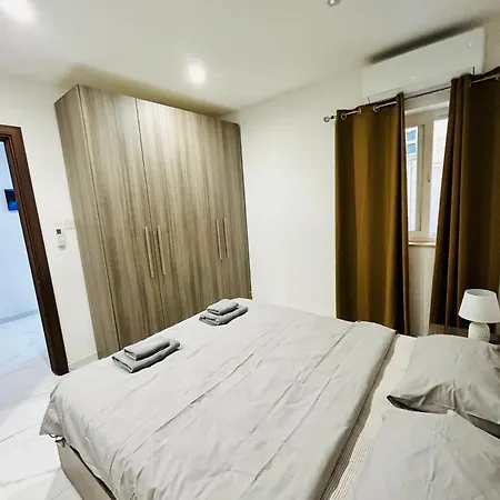 Xl Marina Apartment, 5 Bedroom Queen Beds, Walk To Sliema St Julian's Appartamento Gzira