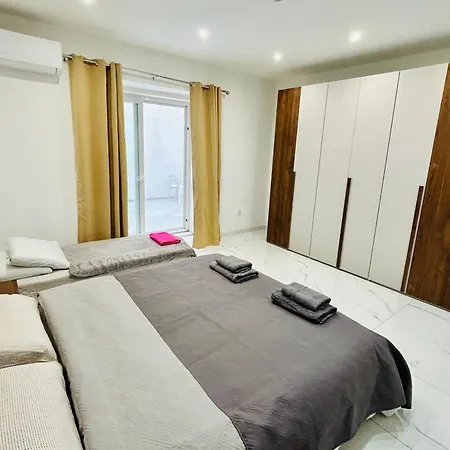 Appartamento Xl Marina Apartment, 5 Bedroom Queen Beds, Walk To Sliema St Julian's Gzira