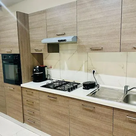 Xl Marina Apartment, 5 Bedroom Queen Beds, Walk To Sliema St Julian's